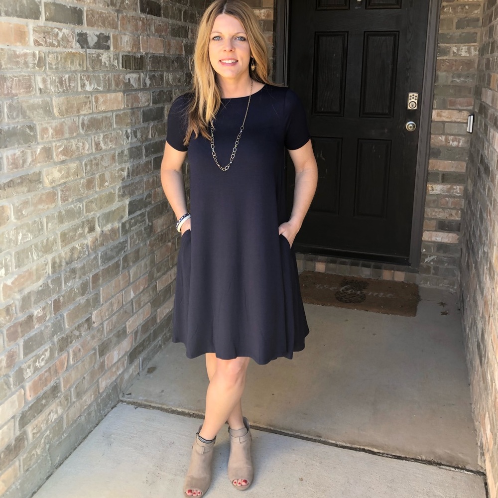Wardrobe basics as it’s best! Navy pocketed dress
